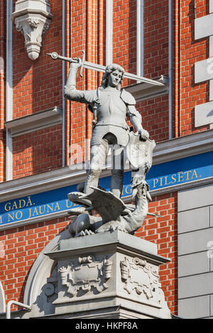 Sculpture of the Dragon Slayer at the House of the Blackheads (Melngalvju nams), Riga, Latvia, Baltic States, Europe Stock Photo