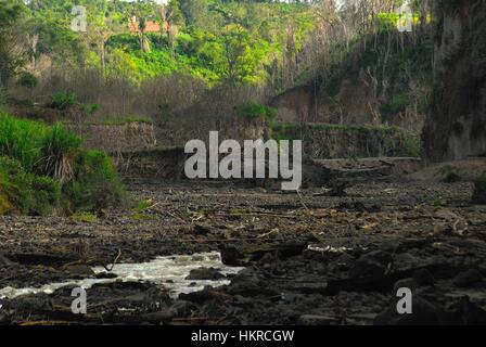 Indonesia. 27th Jan, 2017. Villages in the area surrounding Mount Sinabung have become completely uninhabited and no longer livable after being declared within the eruption 'red zone' in early 2014. Since the volcano's eruption in 2013, sand and rock has spewed from the mountain, as well as cold lava floods. Credit: Sabirin Manurung/Pacific Press/Alamy Live News Stock Photo