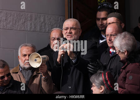 London, UK. 29th Jan, 2017. Munir El-Kassem, imam at the Islamic Centre of Southwestern Ontario speaks to Londoners of all faiths as they gather on the steps on the London Muslim Mosque to show their support and solidarity with members of the Centre Culturel Islamique de Quebec in Quebec City, where six parishoners were shot and killed during evening prayer on January 29, 2017. Credit: Mark Spowart/Alamy Live News Stock Photo