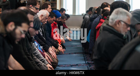London, UK. 29th Jan, 2017. Londoners of all faiths gather on the steps on the London Muslim Mosque to show their support and solidarity with members of the Centre Culturel Islamique de Quebec in Quebec City, where six parishoners were shot and killed during evening prayer on January 29, 2017. Credit: Mark Spowart/Alamy Live News Stock Photo