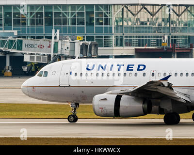 A United Airlines Airbus A319-131 narrow-body jet airliner lands at Vancouver International Airport, Richmond, B.C., January 26, 2017. Stock Photo