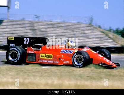 Photo Vintage F1 1987 : Michele Alboreto (Ferrari) Mène Gerhard Berger