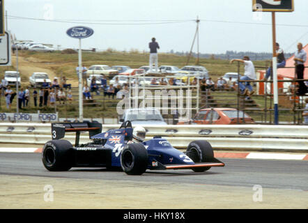 File:Martin Brundle (Tyrrell-Renault 015) - GP d'alia 1986.jpg - Wikipedia