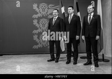 Tallinn, Estonia, 31th January 2017. Estonian Prime Minister Juri Ratas (C), Latvian Prime Minister Maris Kucinskis (L) and Lithuanian Prime Minister Saulius Skvernelis (R) pose for a family photo prior a meeting with the Baltic prime ministers. The three Baltic prime ministers meet today to discuss on regional security, energy and transport links, as well as the future of the European Union. Nicolas Bouvy/Alamy Live News Stock Photo