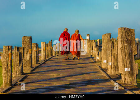 U BEIN BRIDGE, MYANMAR - NOVEMBER 27, 2016 : buddhist monks walking at U Bein Bridge Taungthaman Lake Amarapura  Mandalay state Myanmar (Burma) Stock Photo
