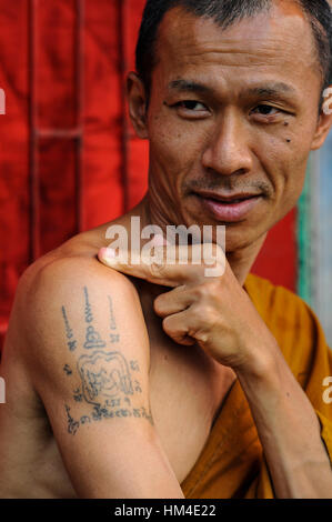 Thai monk shows off his Sak Yan tattoo Stock Photo