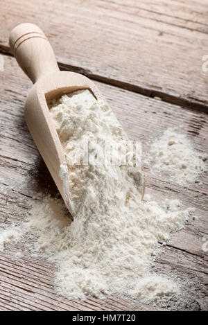 https://l450v.alamy.com/450v/hm7t20/heap-of-white-flour-in-wooden-scoop-on-table-hm7t20.jpg