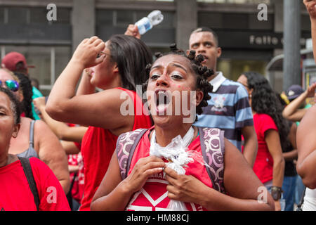 São Paulo, Brazil. 31st Jan, 2017. Demonstrators of the Movement of Homeless Workers (MTST) are making a protest this afternoon. According to the Military Police, the act began at the Museum of Art of Sao Paulo (Masp) at around 3 pm, when it was attended by 500 people, according to the Military Police, who did not update the number. The movement, however, estimates that 20,000 people will participate in the protest this Monday afternoon (31). Credit: Marivaldo Oliveira/Pacific Press/Alamy Live News Stock Photo