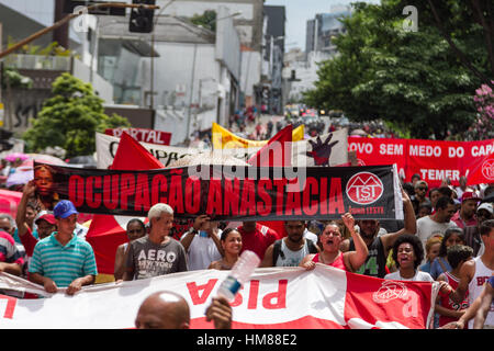 São Paulo, Brazil. 31st Jan, 2017. Demonstrators of the Movement of Homeless Workers (MTST) are making a protest this afternoon. According to the Military Police, the act began at the Museum of Art of Sao Paulo (Masp) at around 3 pm, when it was attended by 500 people, according to the Military Police, who did not update the number. The movement, however, estimates that 20,000 people will participate in the protest this Monday afternoon (31). Credit: Marivaldo Oliveira/Pacific Press/Alamy Live News Stock Photo