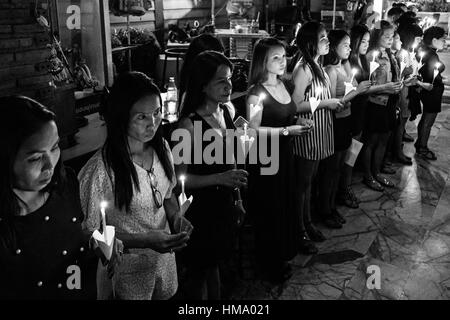 Mourners singing in memory of the late King Adulyadej Bhumibol, Bangkok, Thailand Stock Photo