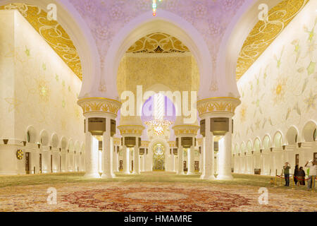 ABU DHABI, UAE - NOVEMBER 5, 2016 : Magnificent interior of Sheikh Zayed Grand Mosque in Abu Dhabi. It is the largest mosque in UAE and the eighth lar Stock Photo