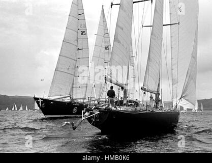 AJAXNETPHOTO. 6TH JUNE, 1976. PLYMOUTH, ENGLAND. - OSTAR 1976 - MEETING OF GIANTS - ERIC TABARLY SAILS HIS 73FT PEN DUICK VI PAST THE HUGE 236FT CLUB MEDITERRANEE SKIPPERED BY ALAIN COLAS AS THEY MANOUEVER ON THE START LINE. TABARLY WON THE RACE PLACING 1ST IN CLASS AND 1ST OVERALL.   PHOTO:JONATHAN EASTLAND/AJAX REF:2760506 11 Stock Photo