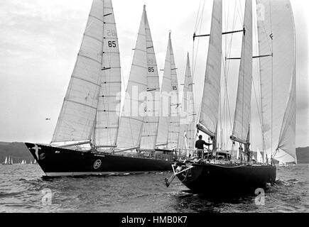 AJAXNETPHOTO. 6TH JUNE, 1976. PLYMOUTH, ENGLAND. - OSTAR 1976 - MEETING OF GIANTS - ERIC TABARLY SAILS HIS 73FT PEN DUICK VI PAST THE HUGE 236FT CLUB MEDITERRANEE SKIPPERED BY ALAIN COLAS AS THEY MANOUEVER ON THE START LINE. TABARLY WON THE RACE PLACING 1ST IN CLASS AND 1ST OVERALL.   PHOTO:JONATHAN EASTLAND/AJAX REF:2760506 12 Stock Photo