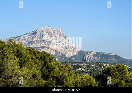 The 'Montagne Sainte-Victoire' limestone mountain range (south-eastern France). Stock Photo
