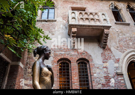 Statue of Juliet, with balcony in the background. Verona Stock Photo
