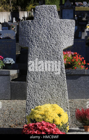 Croix en pierre sur une pierre tombale. All Saints' day. Stock Photo
