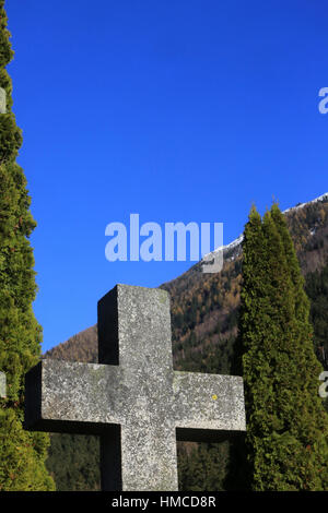 Croix en pierre sur une pierre tombale. Cemetery Chamonix. Stock Photo