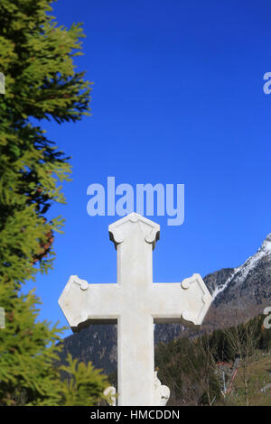 Croix en pierre sur une pierre tombale. Stock Photo