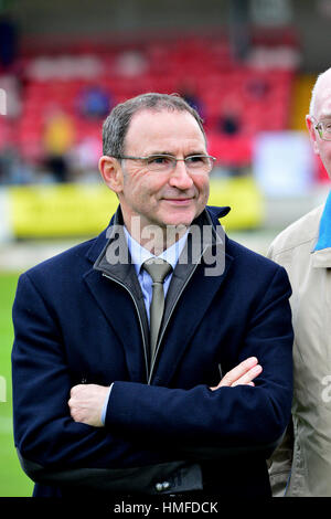 Republic of Ireland manager Martin O'Neill looks at Scotland manager ...