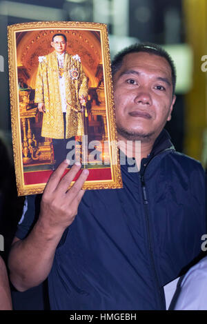 Mourner with photo of late King Adulyadej Bhumibol at Sanam Luang, Grand Palace, Thailand, Bangkok Stock Photo