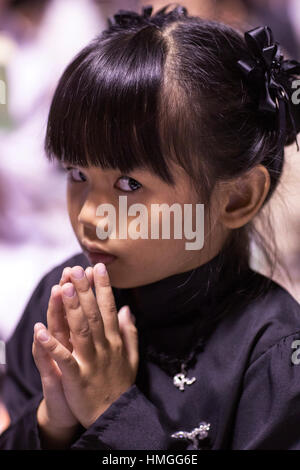 Young girl praying for late King Adulyadej Bhumibol at Sanam Luang, Grand Palace, Thailand, Bangkok Stock Photo