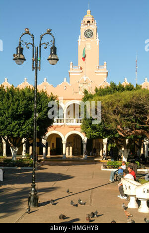 Merida, Mexico - 23 January 2009 - people sitting on the central square in front of the Town Hall at Merida, Mexico Stock Photo