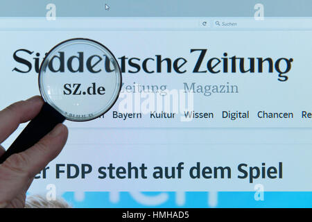 S?ddeutsche Zeitung, website, Internet, screen, magnifying glass, hand, Sueddeutsche Zeitung, Website, Bildschirm, Lupe, Hand Stock Photo