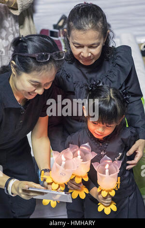 Mourners with candles for late King Bhumibol Adulyadej at Sanam Luang, Grand Palace, Bangkok, Thailand Stock Photo