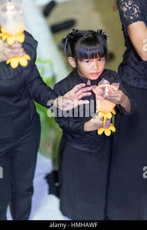 Mourners with candles for late King Bhumibol Adulyadej at Sanam Luang, Grand Palace, Bangkok, Thailand Stock Photo