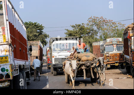 INDIA, Uttar Pradesh, Banda, heavy traffic with Tata trucks and bullock cart Stock Photo