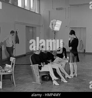 Ein Ballett tanzt um die Welt, Fernsehserie, Regie: Wolfgang Schleif, Deutschland 1970, Darsteller: Tanzpause Stock Photo
