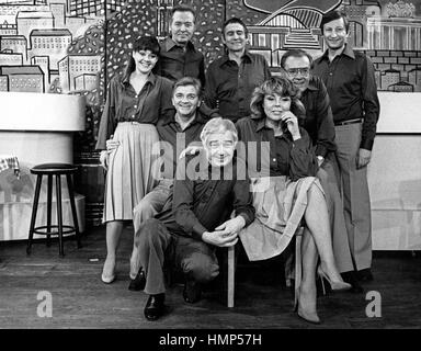 Das Kaberett Ensemble 'Die Stachelschweine' präsentiert sein Programm 'Kreishauptstadt Berlin', Deutschland 1980, Mitwirkende: (hintere Reihe, v. l.) Cornelia Meinhar, Jochen Schröder, Sylvester Beyer, Wilfried Herbst, sitzend v. l.: Joachim Röcker, Wolfgang Gruner, Andrea Brix, Rolf Ulrich Stock Photo