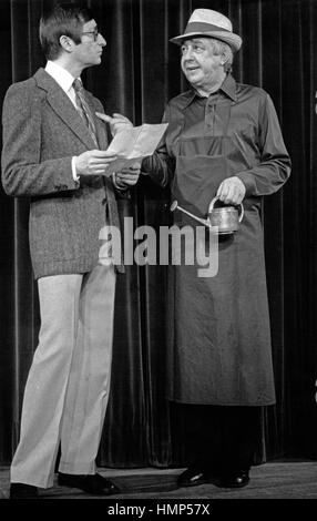 Das Kaberett Ensemble 'Die Stachelschweine' präsentiert sein Programm 'Kreishauptstadt Berlin', Deutschland 1980, Mitwirkende: Wilfried Herbst (links), Wolfgang Gruner Stock Photo