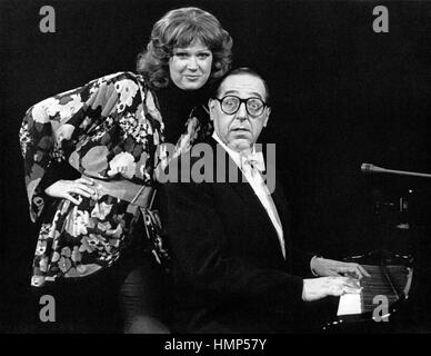 Das Kaberett Ensemble 'Die Stachelschweine' präsentiert sein Programm 'Kreishauptstadt Berlin', Deutschland 1980, Mitwirkende: Barbara Peters, Georg Kreisler Stock Photo