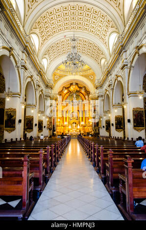 Nave principal (interior) de la Iglesia de San Pedro, de la orden Jesuita, c. siglo XVI. Lima, Peru. Stock Photo