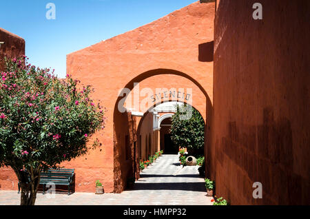 Convento de Santa Catalina, monumento barroco colonial en Arequipa (siglo XVI), en piedra sillar (volcánica). Stock Photo