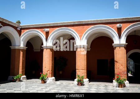 Convento de Santa Catalina, monumento barroco colonial en Arequipa (siglo XVI), en piedra sillar (volcánica). Stock Photo