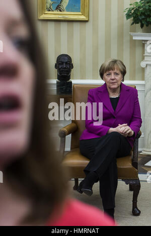 Washington, District of Columbia, USA. 9th Feb, 2015. German Chancellor Angela Merkel poses for a photo op with US President Barack Obama before their meeting in the Oval Office of the White House in Washington, DC, USA, 09 February 2015. The two are set to discuss the continuing crisis in Ukraine; Chancellor Merkel is opposed to arming Ukraine in their fight against Russian separatists. A growing number of US lawmakers, however, strongly favor the idea.Photo Credit: Jim LoScalzo/CNp/AdMedia Credit: Jim Loscalzo/AdMedia/ZUMA Wire/Alamy Live News Stock Photo