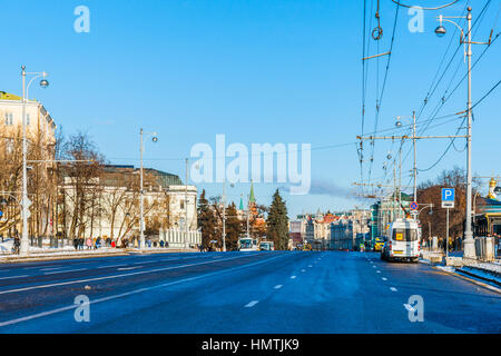 Moscow, Russia. 5th Feb, 2017. View of Volkhonka street in the direction to the Kremlin. The temperature is about -10 degrees Centigrade (about 14F), so not very many tourists. Sunday traffic is low. © Alex's Pictures/Alamy Live News Stock Photo