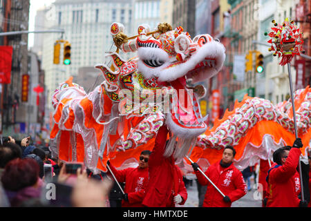 New York, USA. 5th Feb, 2017. The Wan Chi Ming Hung Gar dragon dance team performs in the Annual NYC Lunar New Year Parade in Manhattan Chinatown. Chinese New Year parade. 舞獅, 華埠, 紐約, 唐人街 Stock Photo