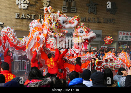 New York, USA. 5th Feb, 2017. Wan Chi Ming Hung Gar dragon teams perform in the Annual NYC Lunar New Year Parade. Chinese new year parade. 舞獅, 華埠, 紐約, 唐人街 Stock Photo