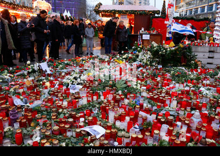 Impressionen: Blumen und Kerzen als Zeichen von Trauer und Anteilnahme nach dem islamistischen Terroranschlag auf den Weihnachtsmarkt am Breitscheidpl Stock Photo