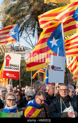 Barcelona, Catalonia, Spain. 6th Feb, 2017. Catalan pro-independence and pro-referendum demonstrators gather in front of the regional High Court awaiting Catalan ex-president Artur Mas at the first day of his trial over his role in 2014's November 9th 'referendum', '9N', Credit: dani codina/Alamy Live News Stock Photo