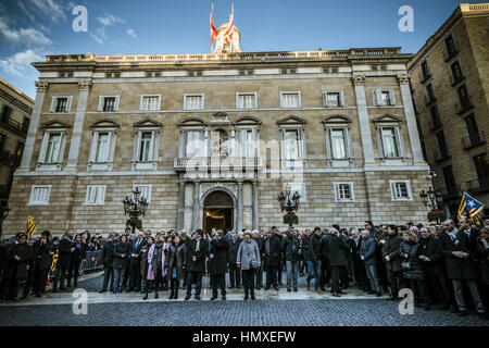 Barcelona, Catalonia, Spain. 6th Feb, 2017. Catalan ex-president ARTUR MAS leaves the Palau de la Generalitat de Catalunya accompanied by Catalan President CARLES PUIGDEMONT, members of the actual and former Catalan Government and other pro-independence leaders to go on trial over his role in 2014's symbolic independence referendum Credit: Matthias Oesterle/ZUMA Wire/Alamy Live News Stock Photo