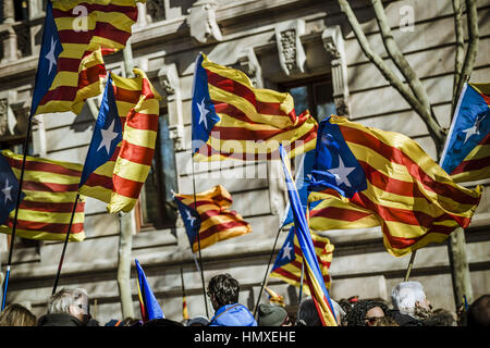 Barcelona, Catalonia, Spain. 6th Feb, 2017. Catalan pro-indepence demonstrators wave 'estelada' flags in front of the regional High Court during a demonstration in support of Catalan ex-president Artur Mas at the first day of his trial over his role in 2014's symbolic independence referendum Credit: Matthias Oesterle/ZUMA Wire/Alamy Live News Stock Photo