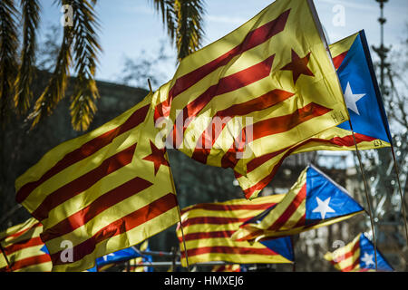 Barcelona, Catalonia, Spain. 6th Feb, 2017. Catalan pro-indepence demonstrators wave 'estelada' flags in front of the regional High Court during a demonstration in support of Catalan ex-president Artur Mas at the first day of his trial over his role in 2014's symbolic independence referendum Credit: Matthias Oesterle/ZUMA Wire/Alamy Live News Stock Photo