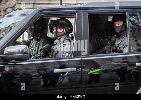 London, UK. 6th February, 2017. Armed Met counter-terror firearms unit arrives at Downing Street just ahead of Prime Minister of Israel Benjamin Netanyahu’s visit © Guy Corbishley/Alamy Live News Stock Photo