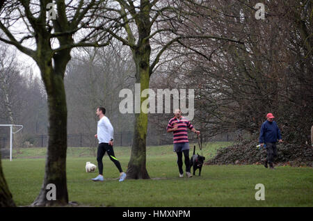 London, UK. 07th Feb, 2017. Misty morning on Wandsworth Common. Credit: JOHNNY ARMSTEAD/Alamy Live News