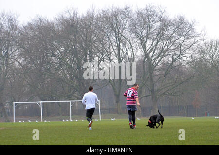 London, UK. 07th Feb, 2017. Misty morning on Wandsworth Common. Credit: JOHNNY ARMSTEAD/Alamy Live News