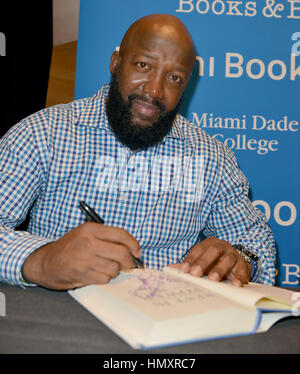 Miami, FL, USA. 06th Feb, 2017. Tracy Martin speak and Sign copies of their book 'Rest In Power: The Enduring Life Of Trayvon Martin' at Miami Dade College on February 6, 2017 in Miami, Florida. Credit: Mpi10/Media Punch/Alamy Live News Stock Photo